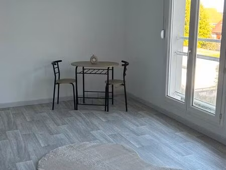 annonce location – studio meublé rénové avec parking à 2 min de la gare