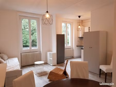 location studio meublé à 2 min à pied métro gare oullins