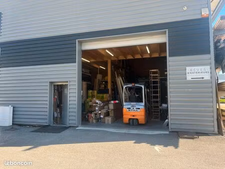 entrepôt  dépôt  local de stockage de 117m² au sol + mezzanine de 84 m² + bureau de 15m²