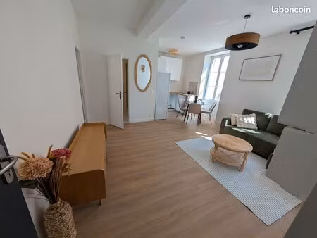 t2 lumineux - entièrement meublé – 38 m² – entièrement rénové – hyper centre l’arbresle