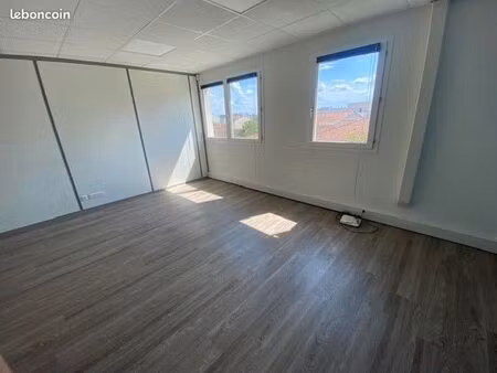 bureau lumineux et au calme côté cour