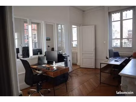 bureau privatif de 17 m² – 2 à 3 collaborateurs – presqu’île lyon 2ᵉ