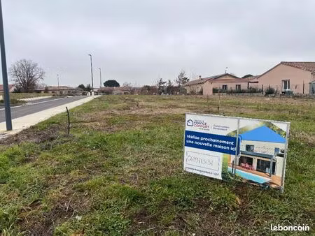 terrain 350 m² montberon