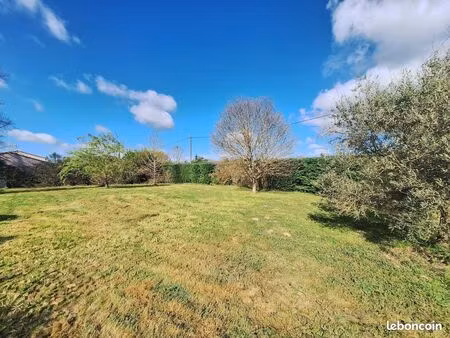 terrain plat 900m² clôturé libre de constructeur