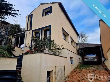 maison spacieuse et contemporaine dans un quartier résidentiel