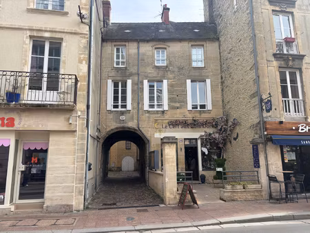 bayeux  rue principale : f2 au 1er étage