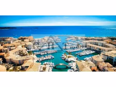 a louer local commercial 800 m² frejus