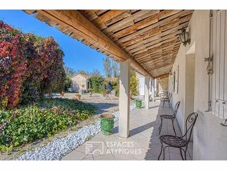 corps de ferme rénové avec jardin verdoyant et dépendances