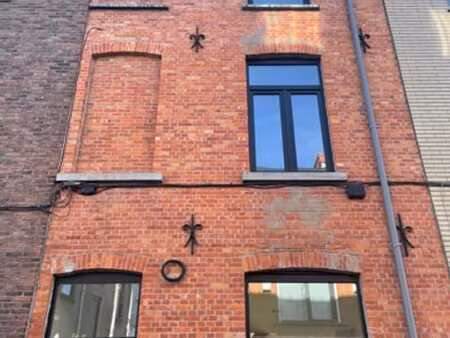 maison rénovée comprenant 3 chambres et un grenier avec terr