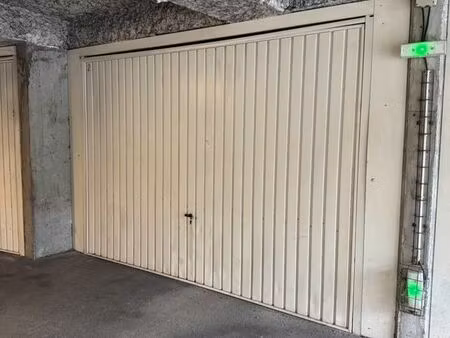 box de stationnement ; proximité gare st jean