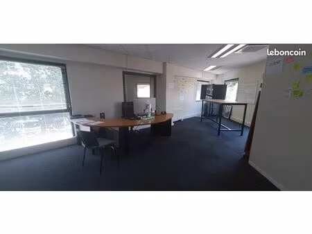 thibaud: ensemble bureaux atelier entrepôts. total 1689 m²