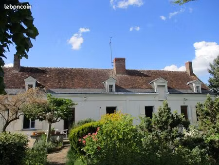 maison longère 4 chambres 140 m2 habitable 200m2 dépendances 3695m2 terrain près commerces