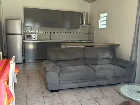 f2 meuble et equipe au lamentin  quartier calme  petit jardin