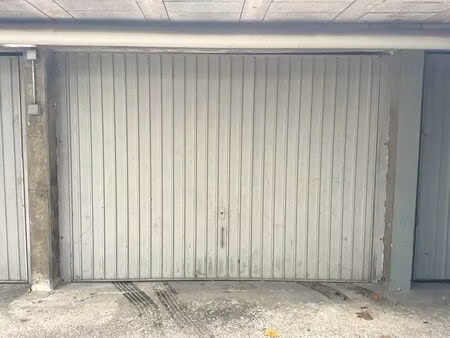 garage fermé et sécurisé à louer lyon 8 (général andré)