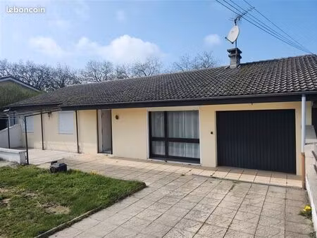 vend maison  pleins pied. mitoyenne par le garage