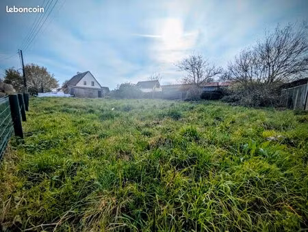 terrain de 420m2■non viabilisé en eau  électricité et tout a l'égout.■façade de 27ml.■orie