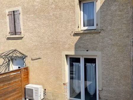 maison de village avec cour château de roussillon