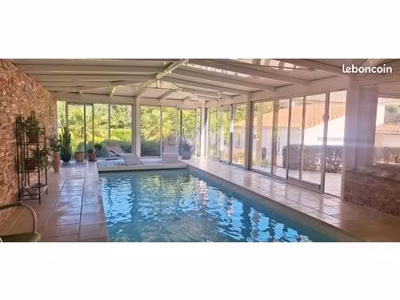 maison avec piscine intérieure jardin et dépendances
