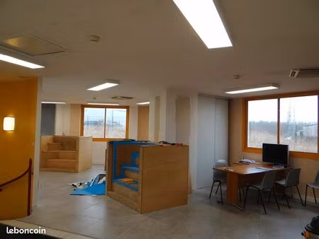 local 323 m²