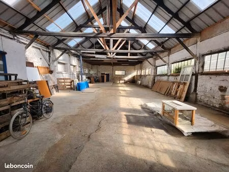 grande maison avec hangar