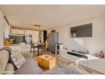 appartement 2 pièces en parfait état au cœur de verny avec terrasse