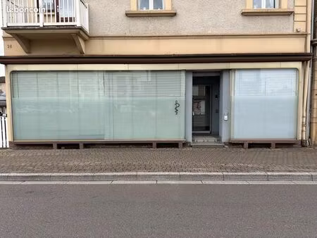 local commercial 85 m² – centre-ville amnéville – vitrine + parking 200 places