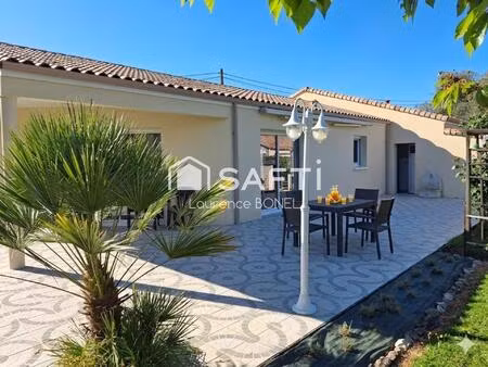 un beau jardin aménagé piscinable