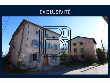 maison de campagne avec une grange