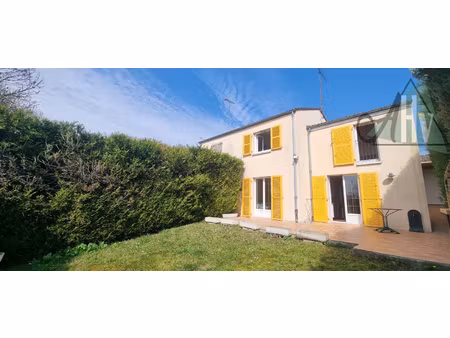 maison familiale - 4 pièces - avec jardin et garage - provin