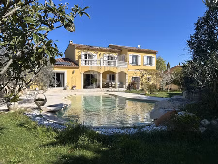 villa avec piscine dans un environnement résidentiel calme