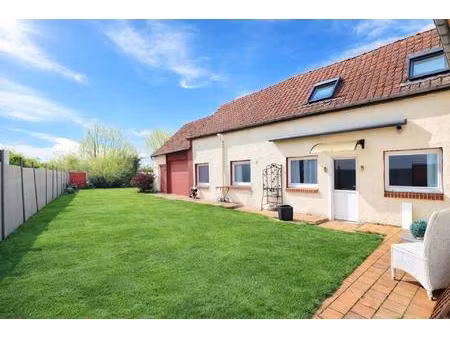 maison spacieuse aux beaux volumes  équipée d’une pompe à chaleur.