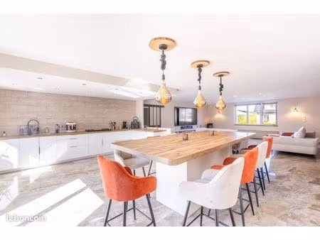 propriété 7 pièces 241 m²