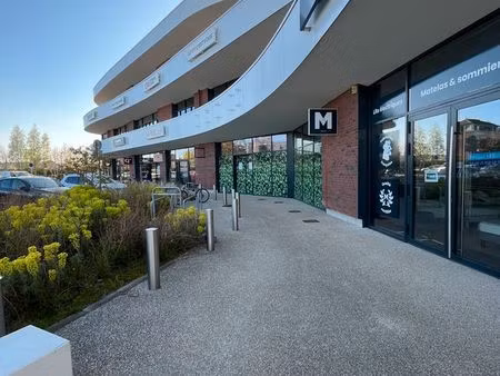 commerce / showroom 588 m²