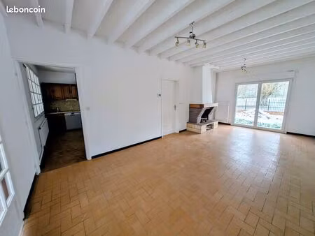 centre village - maison individuelle de plain-pied avec beau jardin arboré