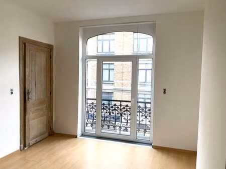 bel appartement lumineux dans un petit immeuble