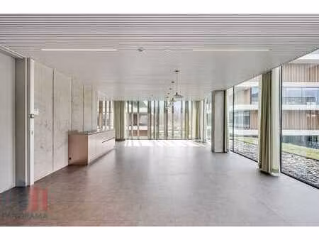 693 m² high-end kantoren op toplocatie langs de e40 te oo...