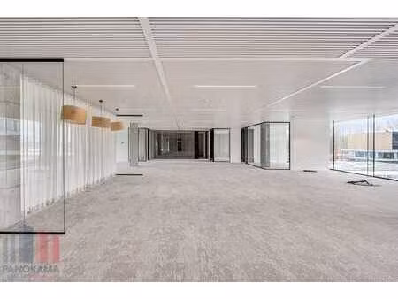 693 m² high-end kantoren op toplocatie langs de e40 te oo...