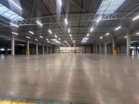 bâtiment industriel avec 4 portes sectionnelles à louer