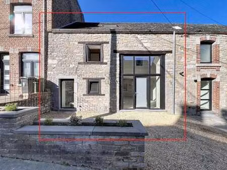 habitation 2 façades en pierre idéalement sise à beauraing