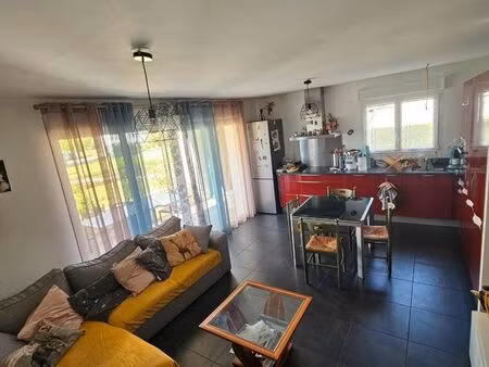 situé au cœur du village d'itxassou  appartement t3 à vendre