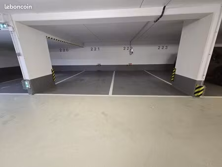 double place de parking avec borne de recharge