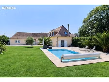 maison familiale de 193m2 avec piscine sur terrain clôturé de 2200m2