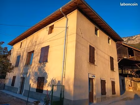 appartement dans maison de village