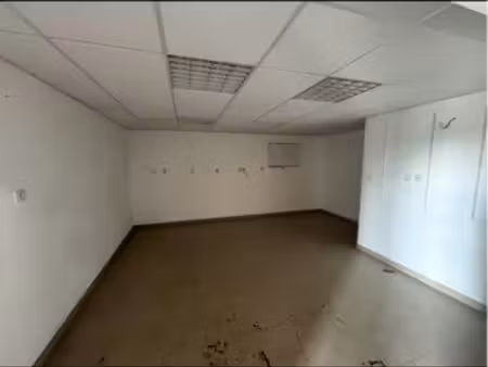 à louer entrepôt/ bureau
