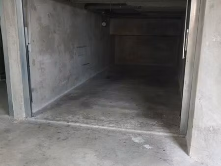 garage/box fermé- sous-sol-15m²-accès sécurisé- caméra
