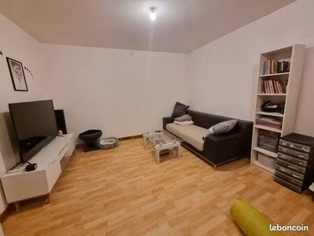 à louer dans rue piétonne de belley