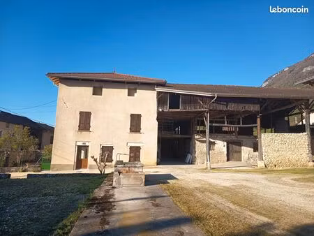 appartement dans maison de village