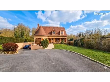 villa 6 pièces 243 m²