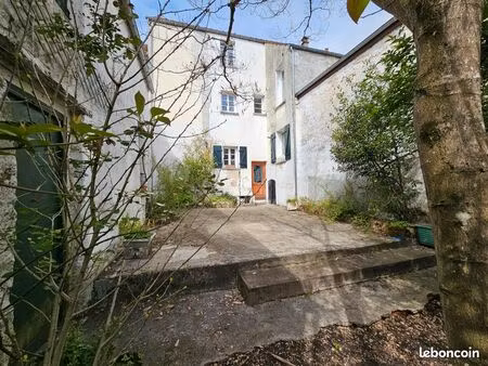 proche gare d'avon  vend maison de ville avec son studio independant et cour vegétalisée