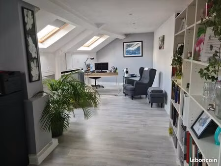 ensemble de 4 bureaux destinés à la location